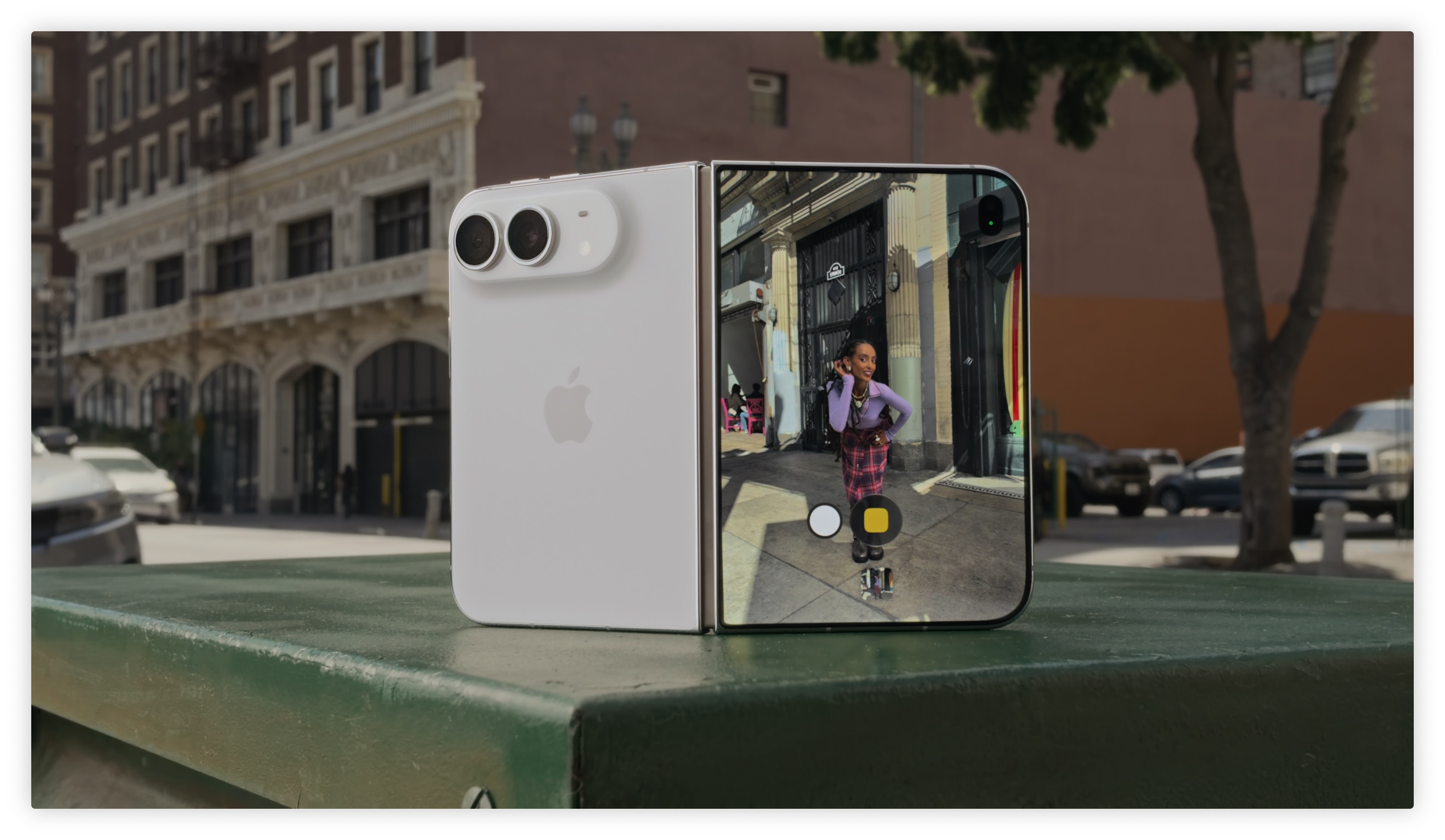 iPhone Duo qua hai trải nghiệm: Thiết kế gập đổi cách dùng iPhone ra sao?