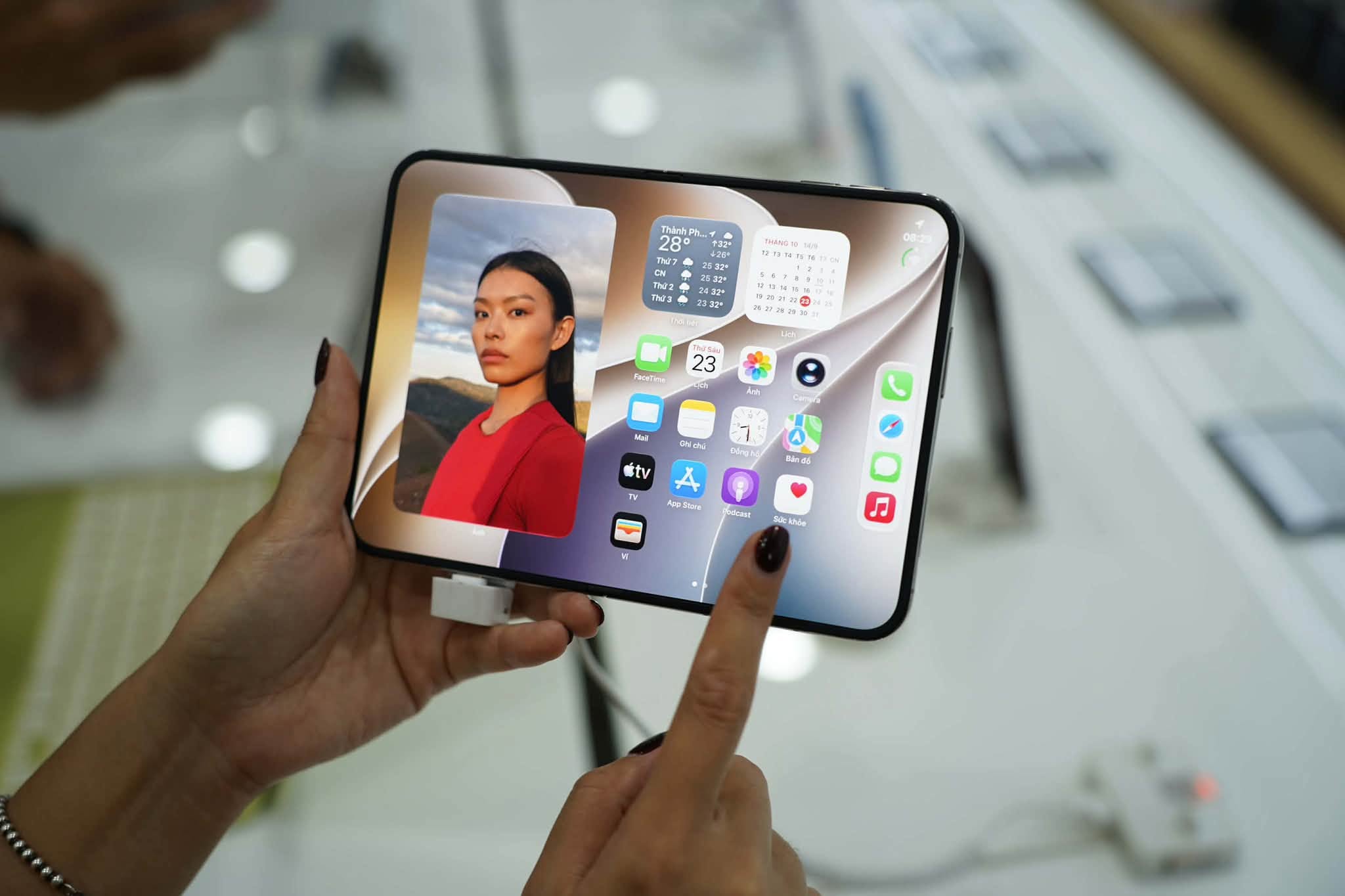iPhone Duo hút khách ngày đầu mở bán, máy giao đợt đầu còn hạn chế