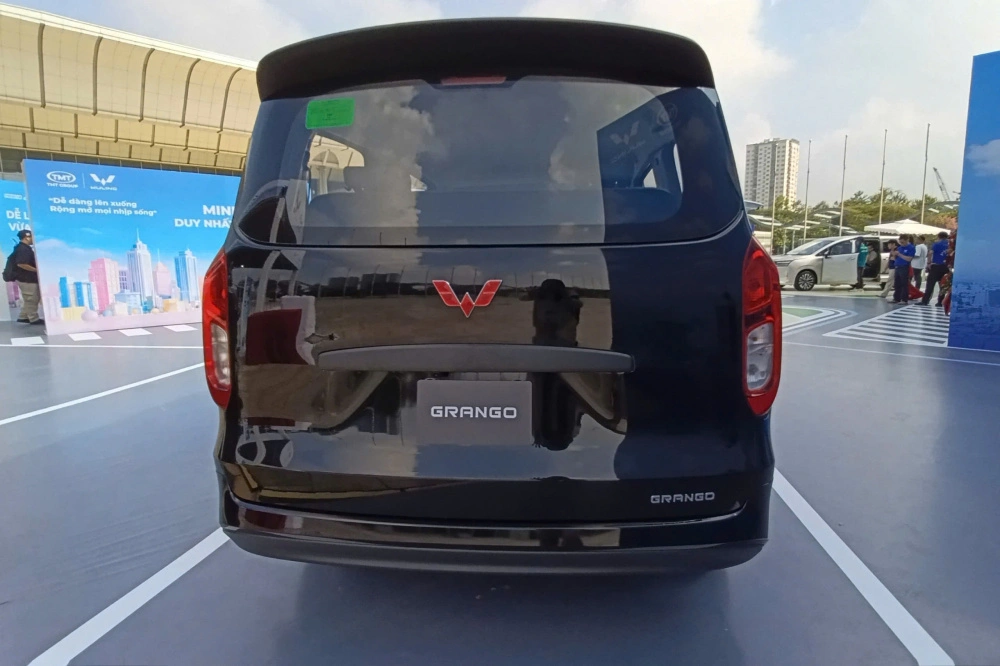 MPV 7 chỗ giá rẻ: Toyota mild-hybrid hay Wuling điện?