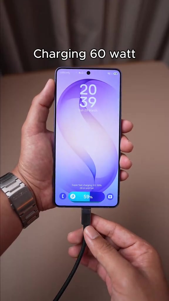 Galaxy S26 Ultra sedang dicas dengan kabel USB-C, skrin menunjukkan Super Fast Charging 3.0 pada 59 peratus