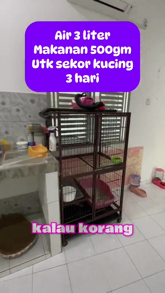Bilik dengan sangkar kucing dan bekas pasir, berteks nisbah air tiga liter dan makanan 500 gram untuk seekor kucing tinggal tiga hari