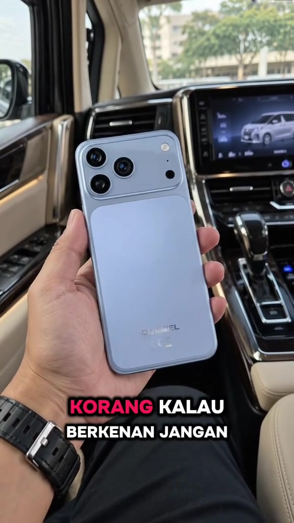 Bahagian belakang OUKITEL C17 Plus warna biru muda dipegang dalam kabin kereta dengan skrin head unit di latar