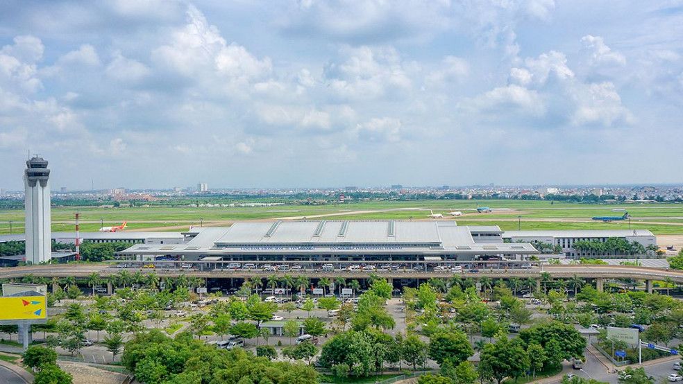 Toàn cảnh sân bay Tân Sơn Nhất nhìn từ trên cao với đài kiểm soát không lưu, nhà ga và sân đỗ máy bay
