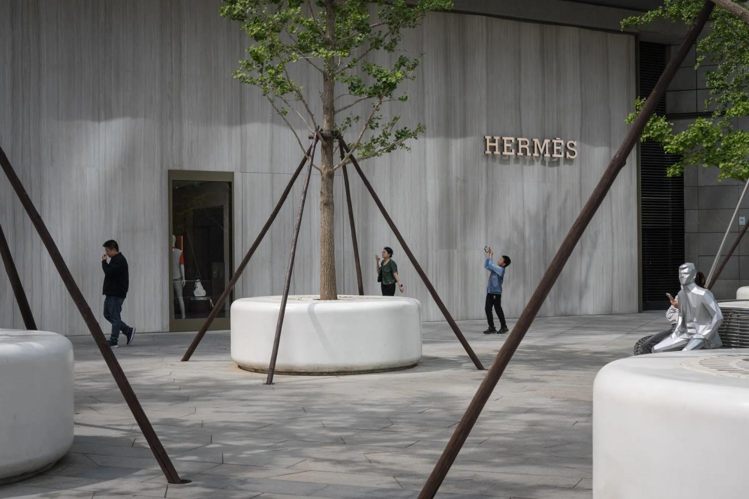 Hermès, Cartier, Gucci Chao Đảo Vì Thị Trường Xa Xỉ Trung Quốc