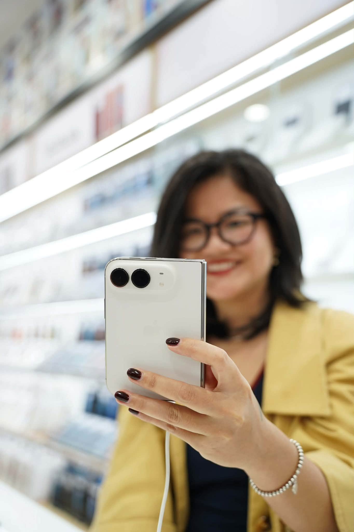 iPhone Duo hút khách ngày đầu mở bán, máy giao đợt đầu còn hạn chế