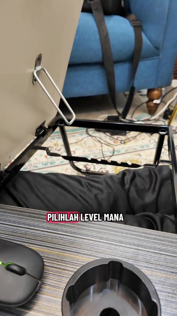 Hinges besi dan slot level condong di bahagian bawah permukaan meja laptop lipat