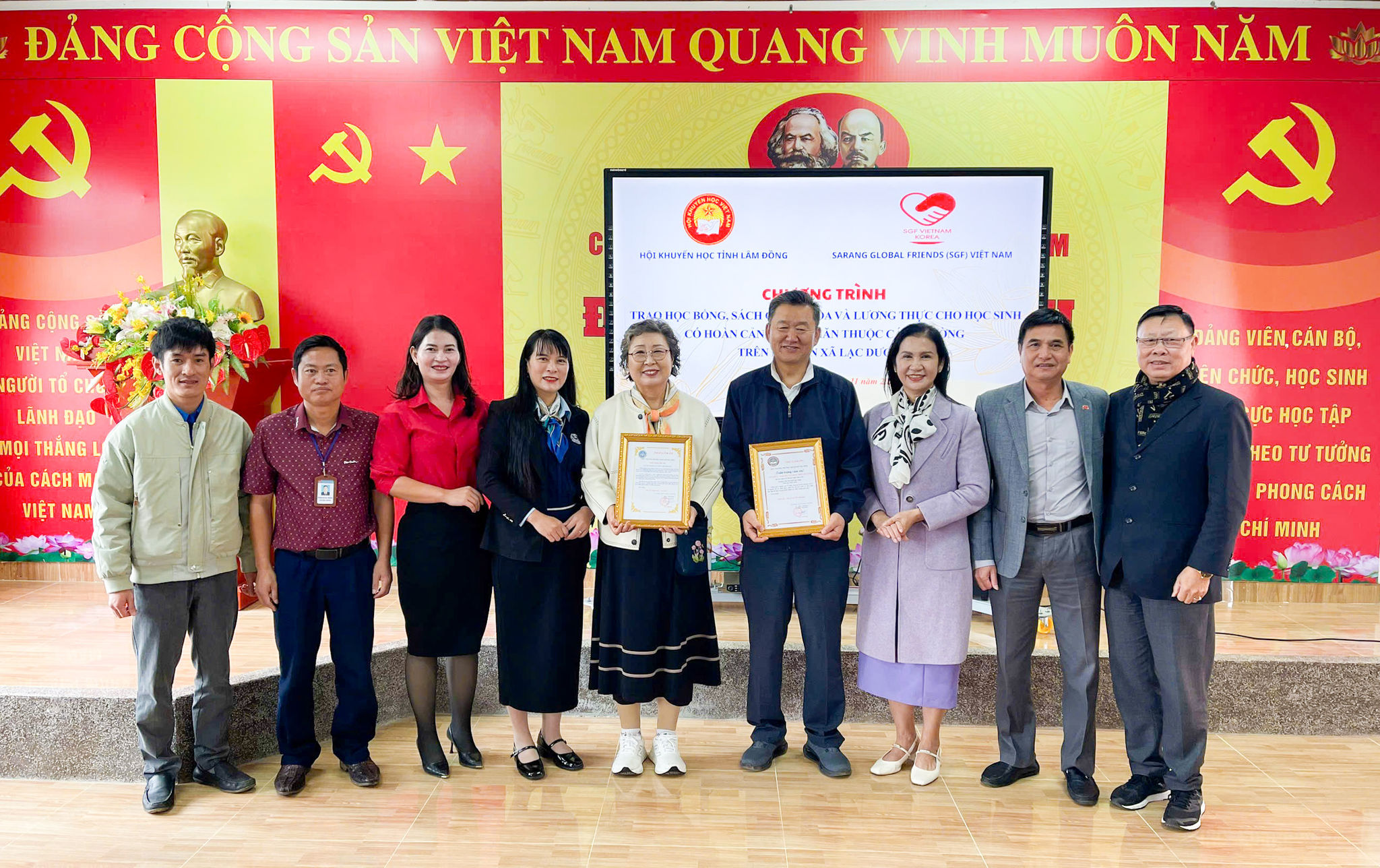 Từ gia đình đến hội khuyến học: Cộng đồng góp sức mở rộng cơ hội học tập ra sao?