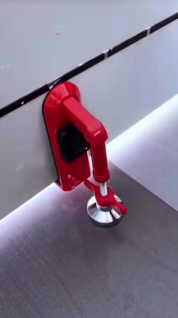 Peranti keselamatan pintu berwarna merah dipasang pada dasar pintu putih tanpa tebuk