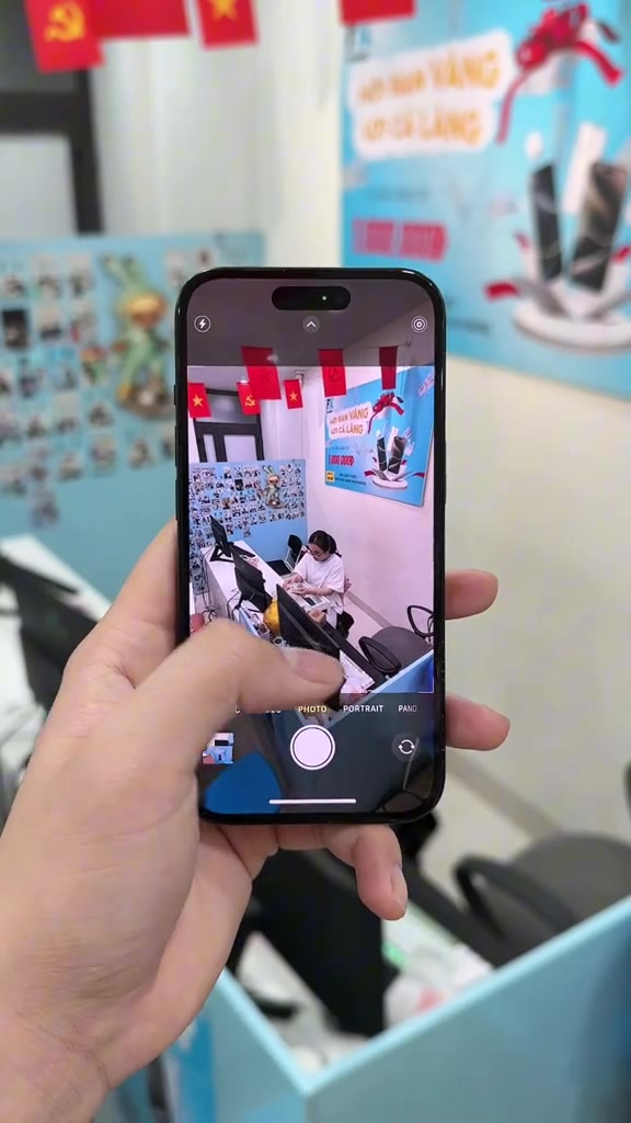 iPhone 15 đang mở ứng dụng camera, thấy rõ Dynamic Island phía trên màn hình