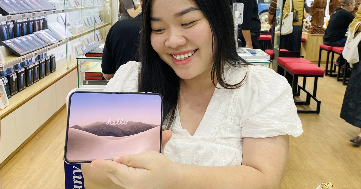 iPhone Duo mở bán: Háo hức nhận máy đầu tiên