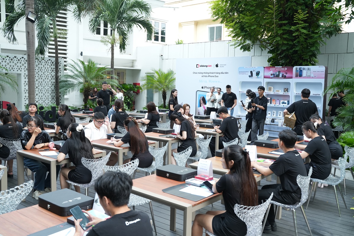 iPhone Duo mở bán: Háo hức nhận máy đầu tiên
