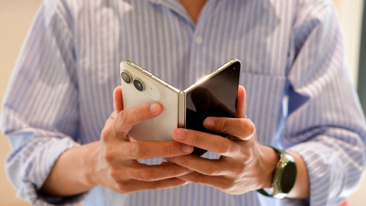 iPhone Duo chính thức ra mắt: máy gập Apple có đáng tiền?