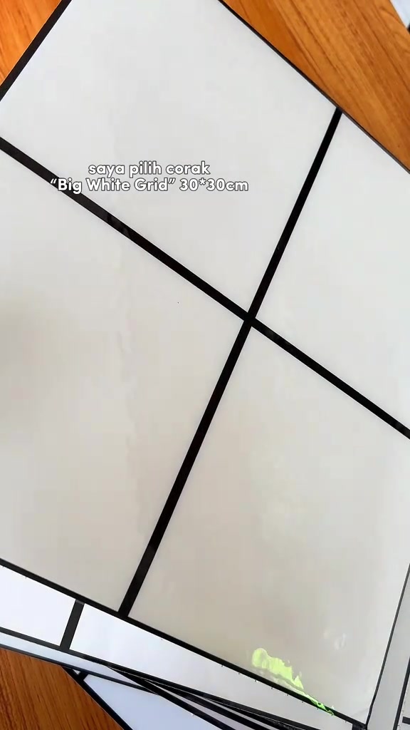 Kepingan wallpaper pelekat corak grid putih 30x30cm di atas meja kayu