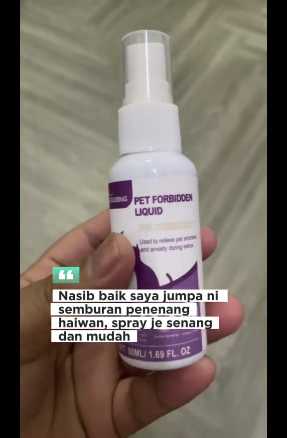 Botol semburan penenang haiwan 50 ml dipegang di tangan, label ungu dan putih