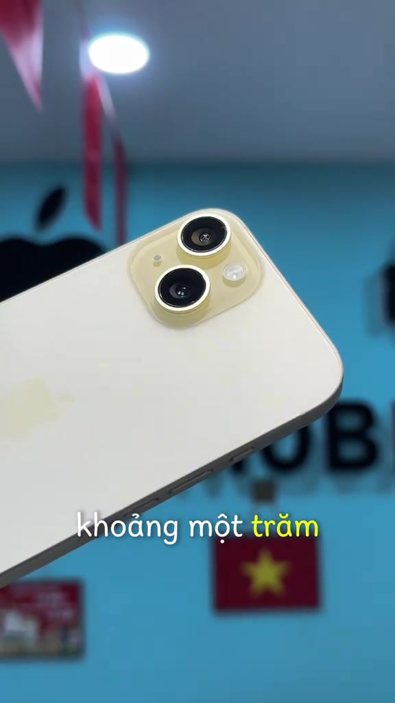 Cận cảnh cụm camera chéo hai ống kính trên mặt lưng iPhone 15 màu vàng
