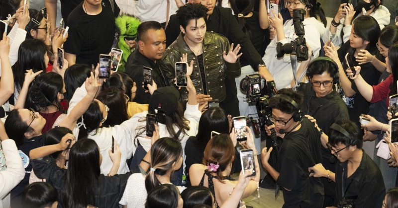 Từ mini concert đến tặng quà: sao pop chiếm lĩnh trung tâm thương mại