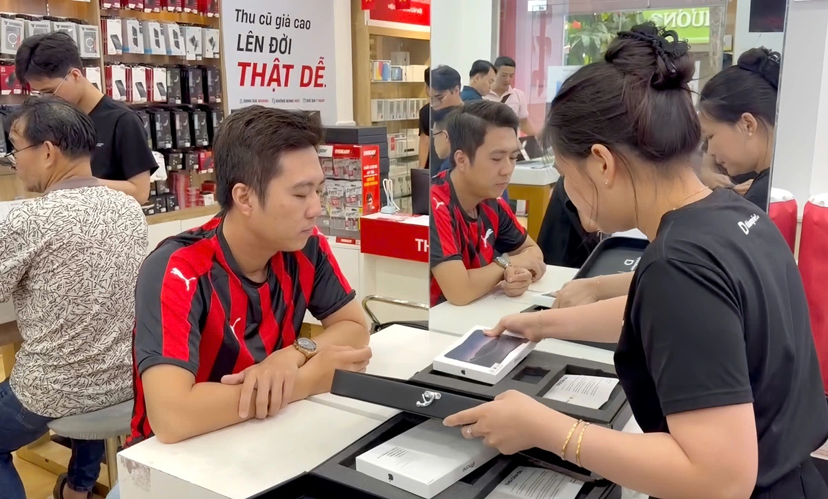 iPhone Duo mở bán: Háo hức nhận máy đầu tiên
