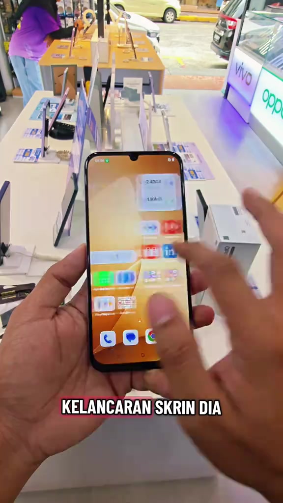 Skrin hadapan OPPO A6c sedang discroll di kaunter kedai untuk demo kelancaran skrin