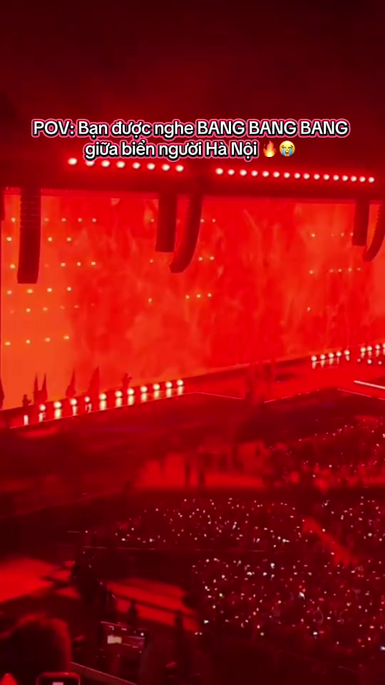 Sân khấu nhuộm đỏ và biển lightstick nhìn từ khán đài tầng cao trong đêm BIGBANG Day 1 tại sân Mỹ Đình