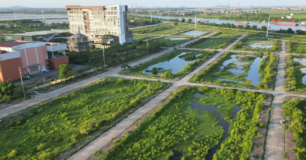 Hàng chục tỉ đồng bỏ hoang: Vì sao đất vàng vẫn dang dở?