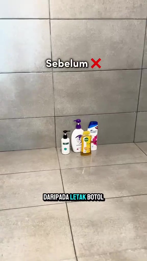 Botol sabun dan syampu diletak terus atas lantai jubin bilik air yang basah