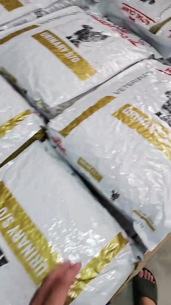 Longgokan beg makanan kucing Royal Canin Urinary S/O dalam kotak penghantaran