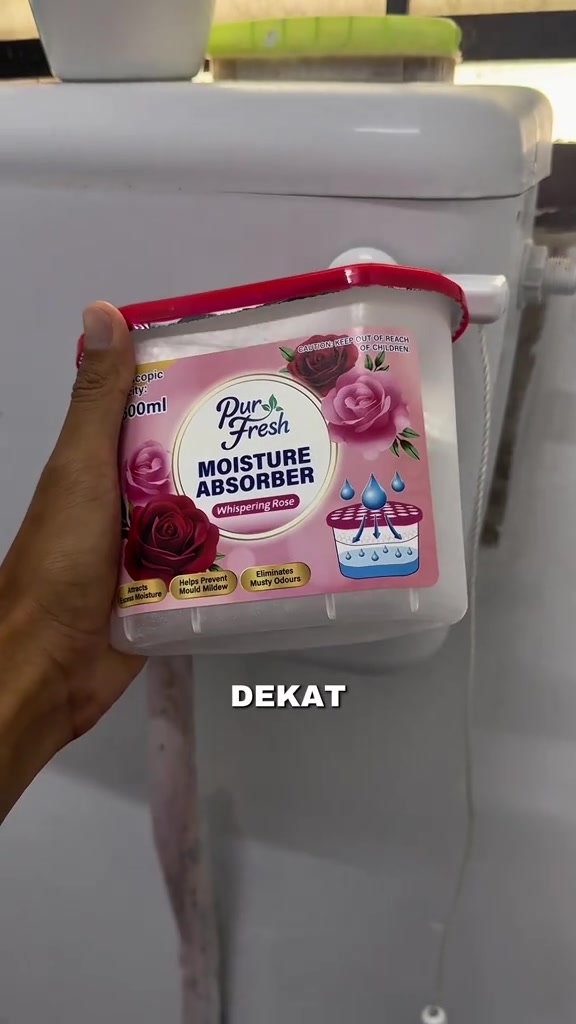 Bekas Pure Fresh Moisture Absorber Whispering Rose 600ml diletak di atas tangki tandas