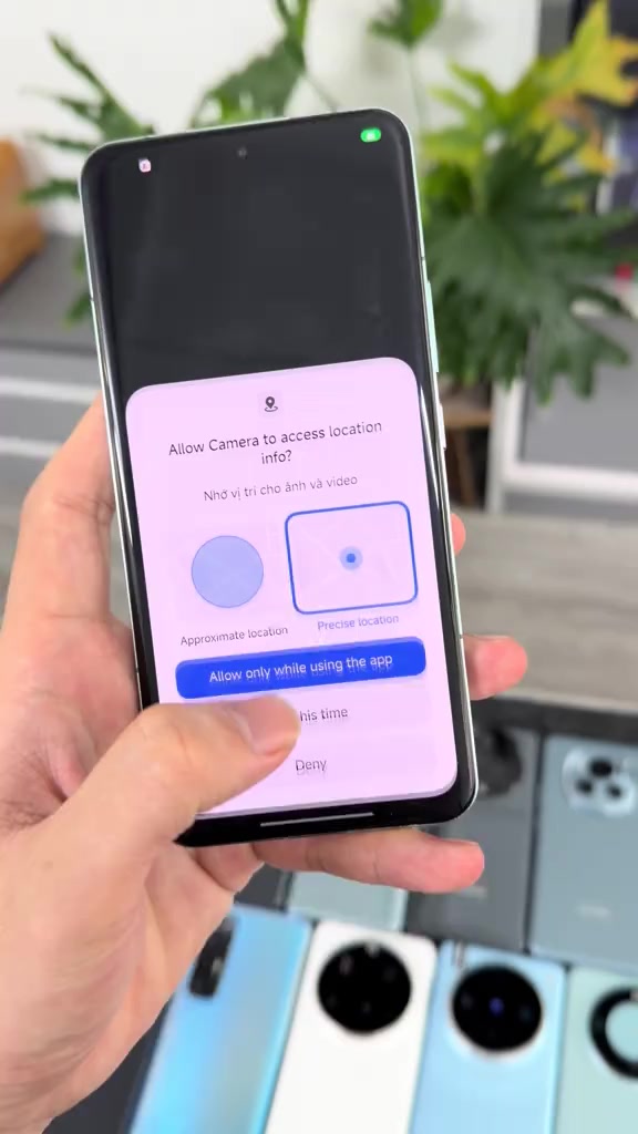 Màn hình Xiaomi 14 Pro hiển thị hộp thoại cấp quyền vị trí cho camera bằng tiếng Việt với nút cho phép chỉ khi dùng ứng dụng