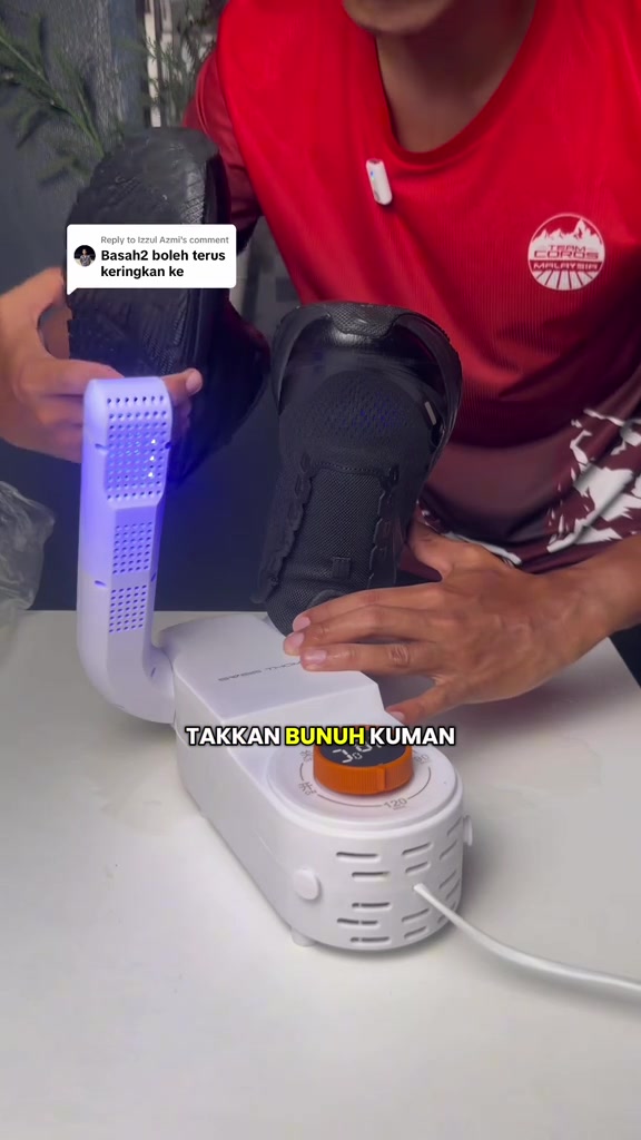 Lengan pengering kasut dengan blue light menyala masa demo fungsi UV