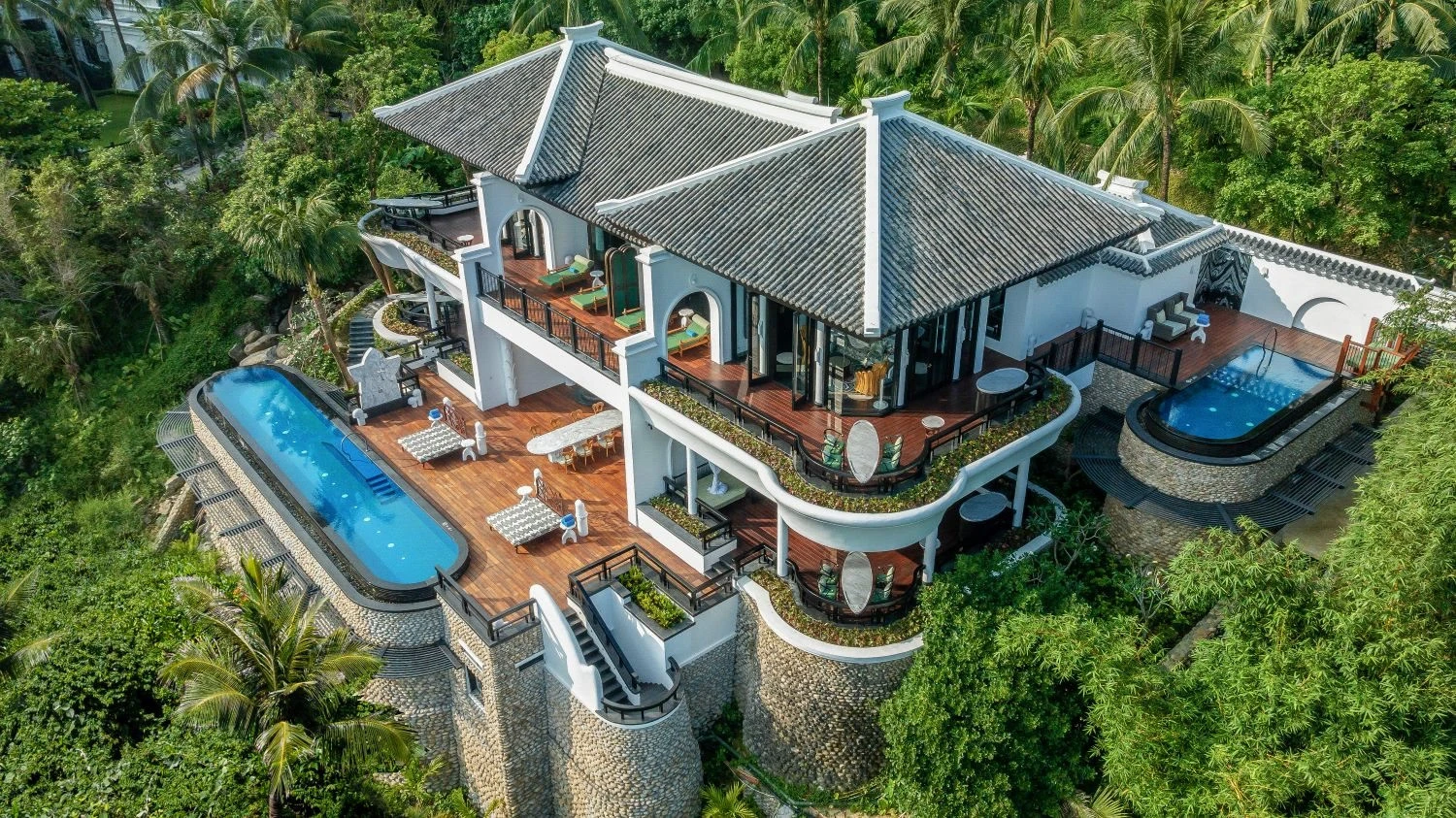 Hai resort đỉnh cao định nghĩa lại du lịch sang trọng Đà Nẵng