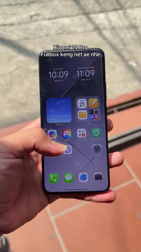 Màn hình khóa Xiaomi 14 Pro hiển thị hai đồng hồ song song Ho Chi Minh và China Standard Time cùng các icon ứng dụng