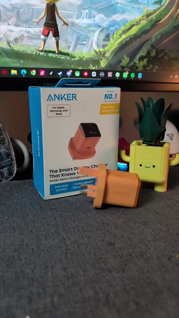Kotak rasmi Anker Nano Charger 45W dengan label 45W MAX OUTPUT dan unit berwarna jingga berpin UK di sebelahnya