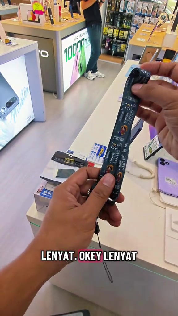 Tali strap telefon antara hadiah percuma yang ditunjukkan peniaga di kaunter