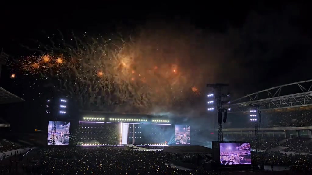 Pháo hoa nở vàng cam trên mái sân Mỹ Đình trong đêm concert BIGBANG, khán đài kín chỗ nhìn từ xa