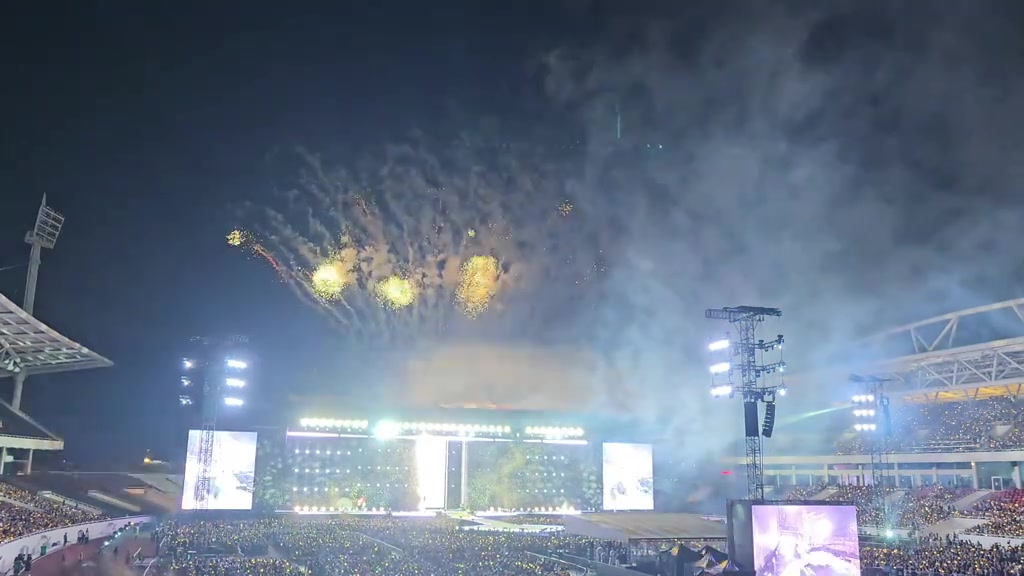 Khói và pháo hoa vàng phủ trên sân khấu concert BIGBANG ở Mỹ Đình, bốn phía khán đài đầy ánh đèn lightstick