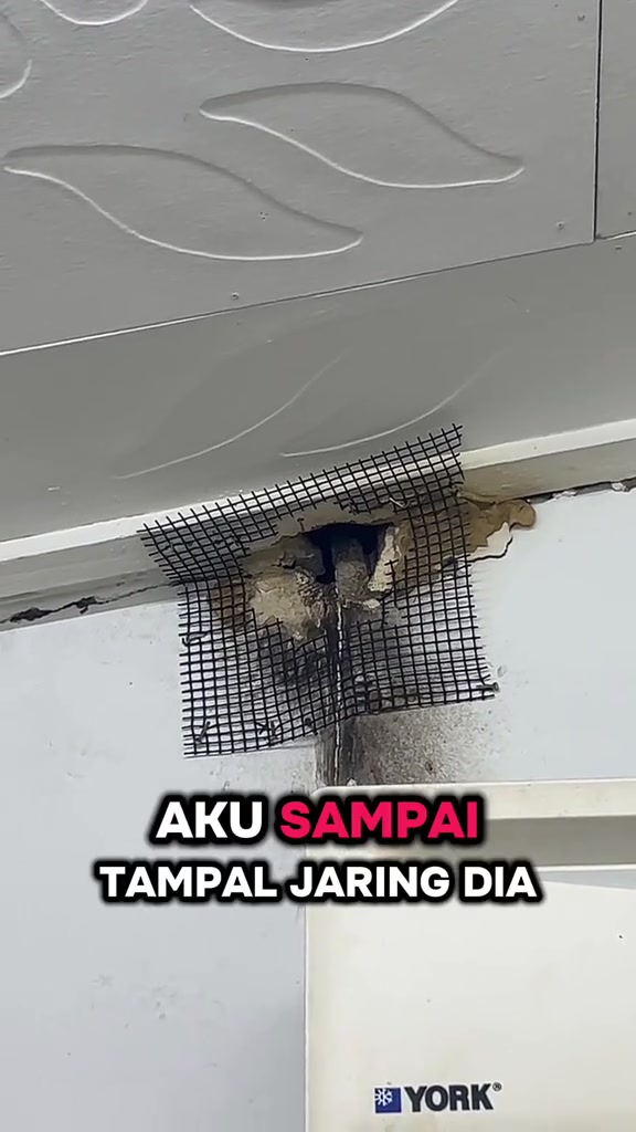 Lubang pecah pada dinding berhampiran siling ditampal dengan jaring besi hitam