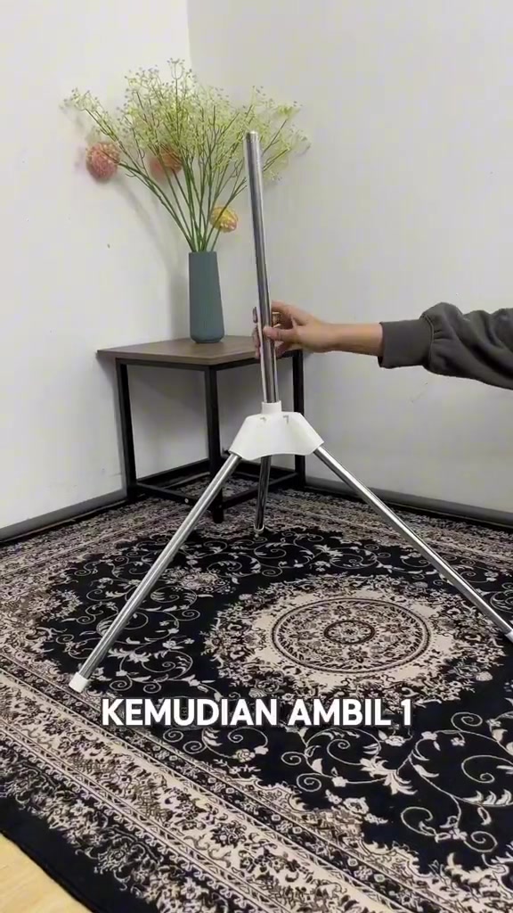 手把金属中柱插入已装好三脚的白色底座