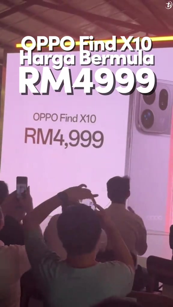Skrin pentas pelancaran menunjukkan teks OPPO Find X10 RM4,999 dengan penonton mengangkat phone dari belakang