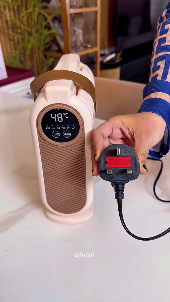 Tangan pegang plug 3 pin dengan fius di sebelah unit pengering kasut