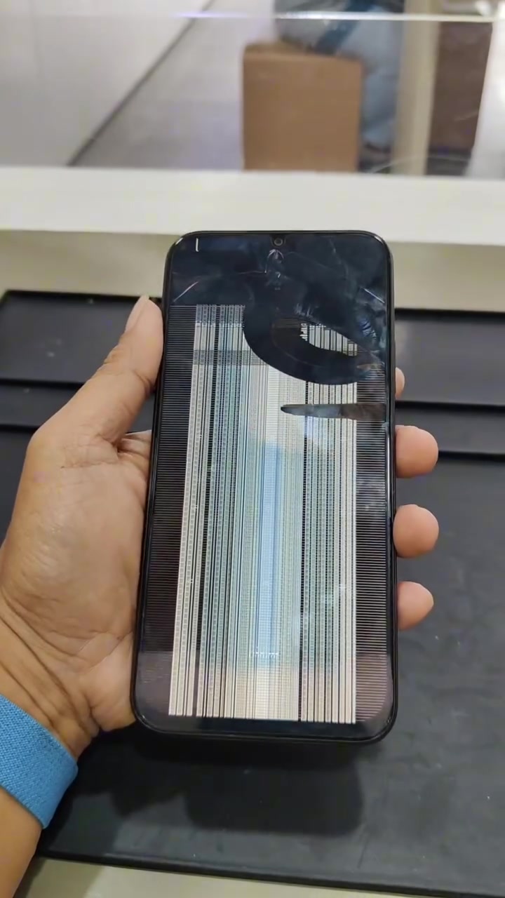 OPPO A6c dengan skrin LCD retak memaparkan garisan menegak, contoh kerosakan fizikal yang tidak diliputi waranti