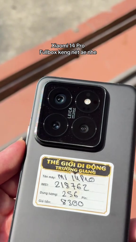 Mặt lưng Xiaomi 14 Pro màu xám với cụm camera Leica và tem ghi tay tên máy Mi 14 Pro, dung lượng 256, giá 8300 của cửa hàng Thế Giới Di Động Trường Giang