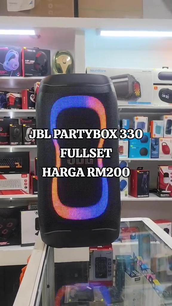 Speaker JBL PartyBox 330 dengan gelang lampu berwarna di atas kaunter kedai, bertulis JBL PARTYBOX 330 FULLSET HARGA RM200