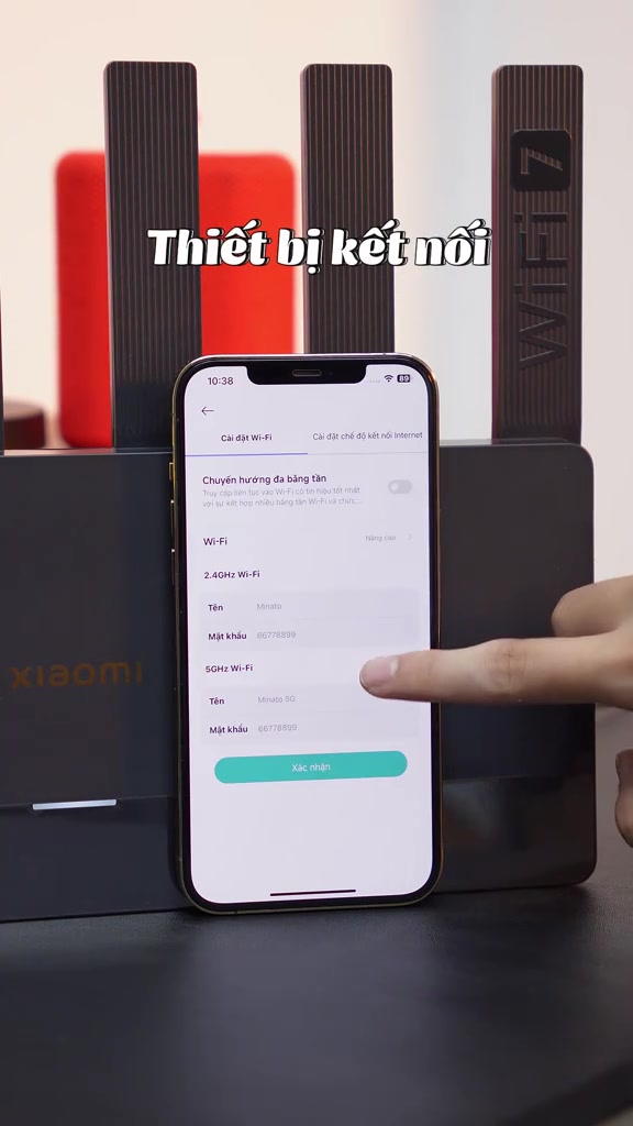 Điện thoại mở màn cài đặt Wi-Fi chỉ hiện hai mục 2,4GHz và 5GHz, đặt trước router Xiaomi màu đen bốn ăng-ten