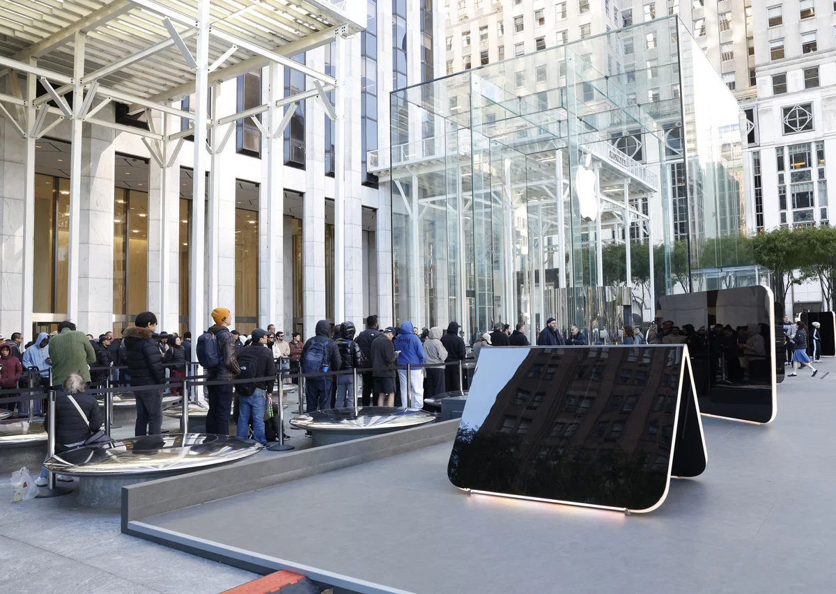 iPhone Duo cháy hàng: Sức hút thật hay khan cung ban đầu?