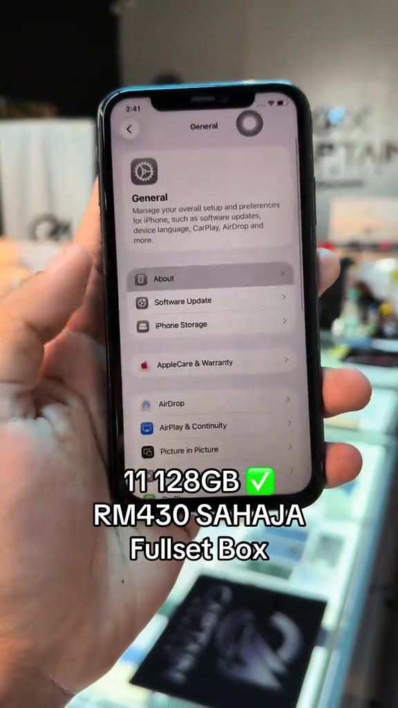 Skrin Settings iPhone menunjukkan menu General, About dan AppleCare & Warranty semasa pemeriksaan unit terpakai