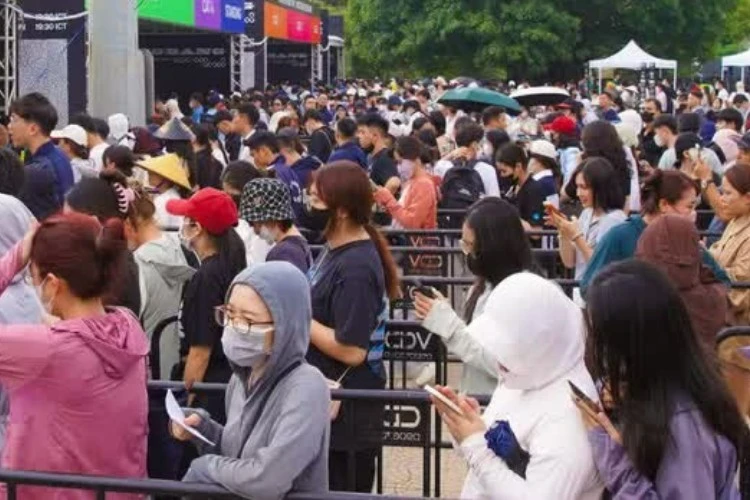 Hàng Nghìn Fan Đổ Về Mỹ Đình Chờ Big Bang