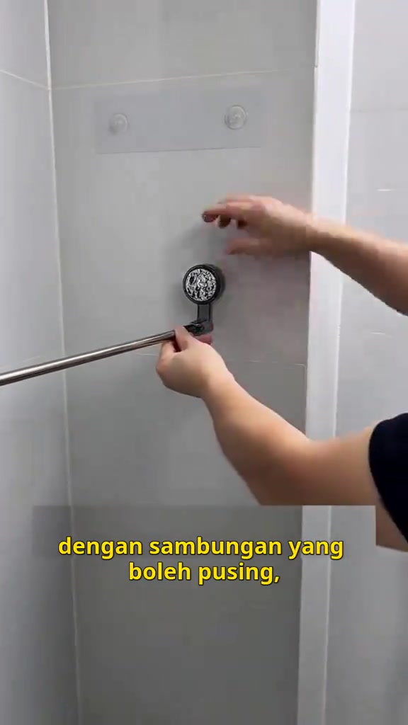 Tangan memasang bracket cawan sedutan dengan sambungan boleh pusing pada jubin dinding