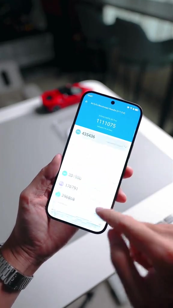 Skrin phone di tangan menunjukkan keputusan benchmark AnTuTu 1111075 bagi Infinix NOTE 60 Pro
