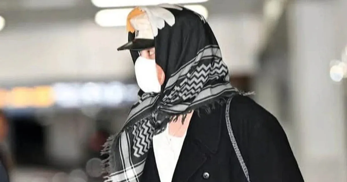 G-Dragon gây chú ý với áo dạ giữa trời Hà Nội nóng