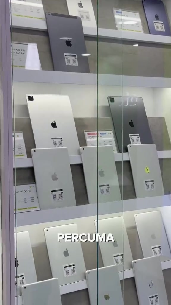 Kabinet kaca store 3cat mempamerkan pelbagai model iPad terpakai termasuk iPad Pro dengan label model pada setiap rak